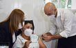El exministro de Salud, doctor Julio Mazzoleni se encargó de realizar la primera inoculación en el Hospital Nacional de Itauguá.