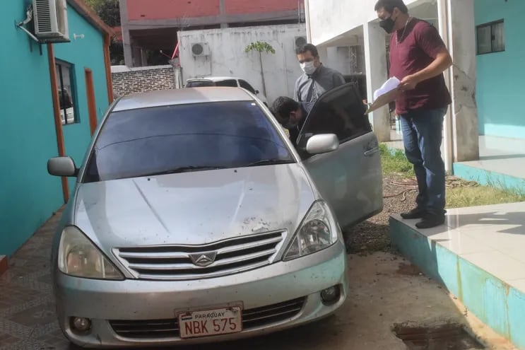 Vehículo robado el sábado, recuperado durante un allanamiento en San Juan del Paraná es retirado de la sede de Investigaciones.