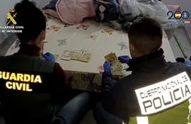 La Guardia Civil, en colaboración con la Policía Nacional, ha liberado a seis mujeres en Manresa y Mollet del Vallès, en Barcelona, víctimas de explotación sexual y que vivían hacinadas y en condiciones de insalubridad, y ha detenido a los diez integrantes de este grupo criminal de trata de seres humanos.
