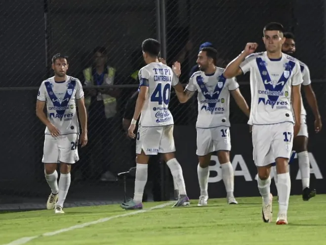 Los jugadores del Sportivo Ameliano celebran un gol en el partido frente a Olimpia por la Fase Preliminar de la Copa Sudamericana 2024 en el estadio Defensores del Chaco, en Asunción.