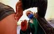 Una persona recibe una dosis de la vacuna contra la covid-19 hoy, en Ciudad de México.