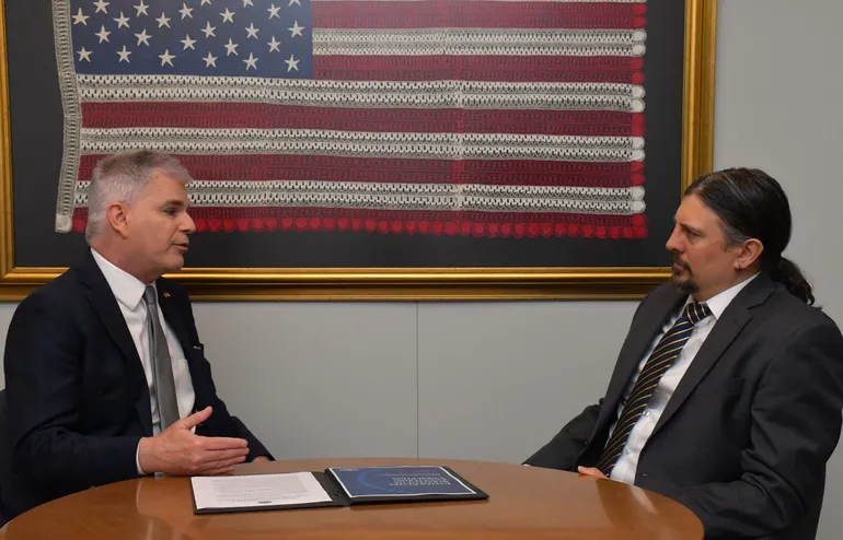 El embajador de los Estados Unidos en Paraguay, Marc Ostfield junto al  Coordinador Global Anticorrupción del Departamento de Estado, Richard Nephew.