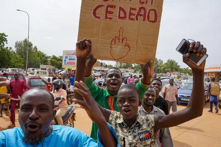 Manifestantes progolpistas en Niamey, Níger, el domingo.