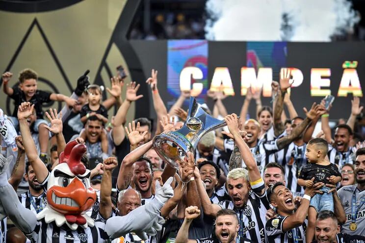 Junior Alonso, capitán del Atlético Mineiro, levanta el trofeo de campeón ante la euforia de sus compañeros.