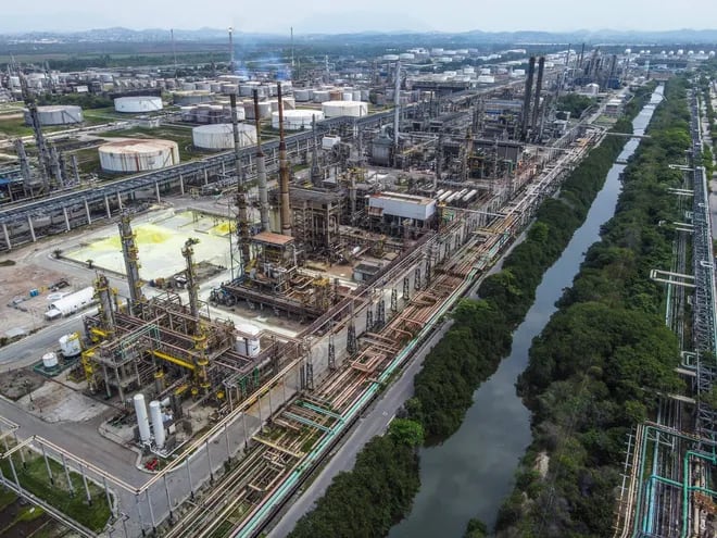 Fotografía aérea tomada con un dron que muestra la refinería de Petrobras en Duque de Caxias (REDUC), hoy, en Río de Janeiro (Brasil).