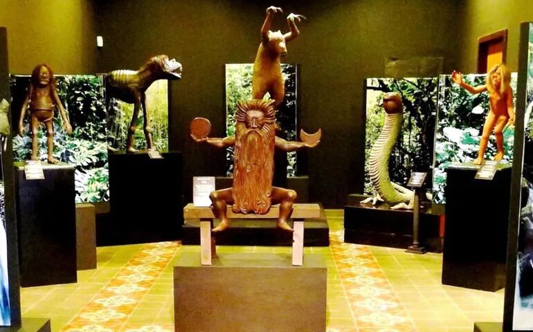 Algunas de las estatuillas del Museo Mitológico Ramón Elías de Capiatá que se exhibirán desde hoy en el Museo de Arte Sacro.