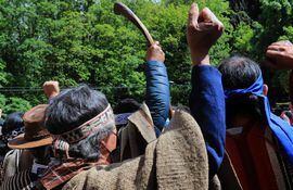 Miembros de la comunidad mapuche protestan en la ciudad de Temuco, en la región chilena de Arauco, este jueves.