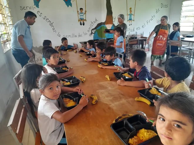 Alumnos de la escuela San Miguel del distrito de Fuerte Olimpo comparten el almuerzo escolar.