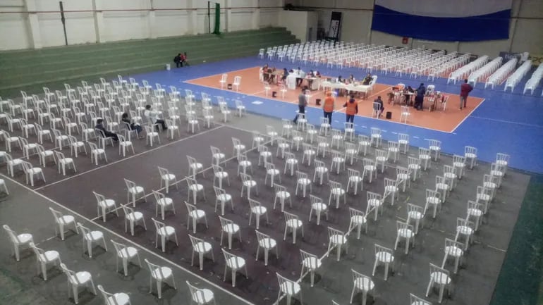 Impactante panorama. En un momento dado, solo tres personas buscaban la vacuna antiCOVID rodeadas de cientos de sillas vacías en la SND. (Foto: Sergio Resquín, ABC TV).