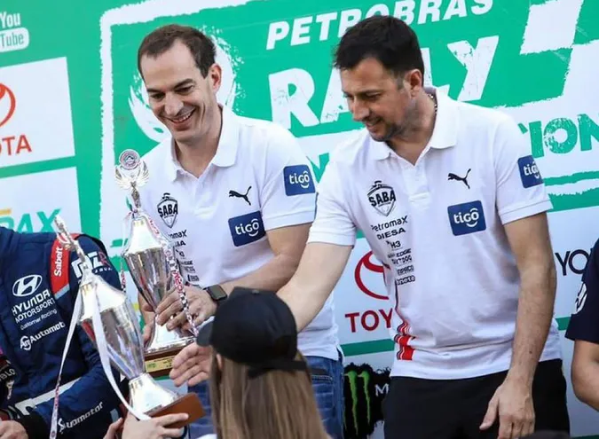 Gustavo Saba (i) y Fernando Mussano, co-piloto, en la entrega de premios del Rally de Paraguarí 2022.