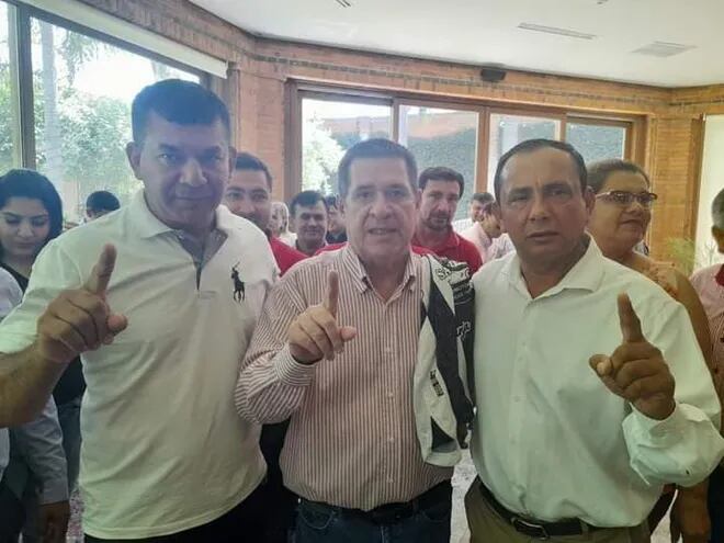 A la derecha, Miguel Á. Gray Rivarola (ANR, HC), intendente de San José del Rosario, cuya gestión piden que sea intervenida. En el centro, Horacio Cartes.