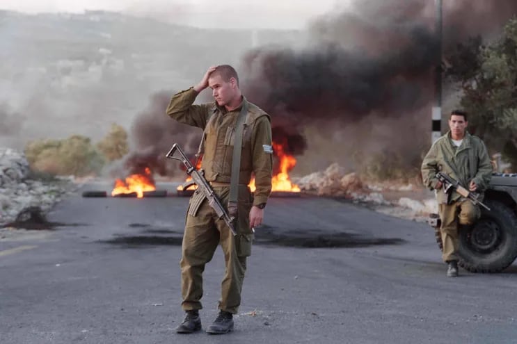 Soldados israelíes en un bloqueo de ruta por parte de colonos israelíes impidiendo el acceso a la localidad palestina de Zaviyah, este viernes en Cisjordania.