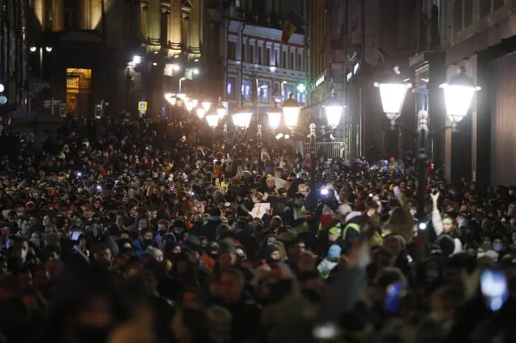 Miles de rusos desafían al presidente ruso Vladimir Putin, en protesta a favor del opositor Alexéi Navalni. (EFE)