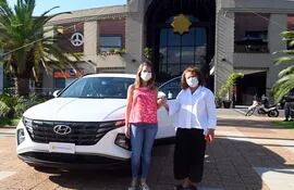 Stefanie Müller recibió las llaves de su nuevo vehículo de la gerente de marketing del Shopping del Sol, Carolina Lenguaza.