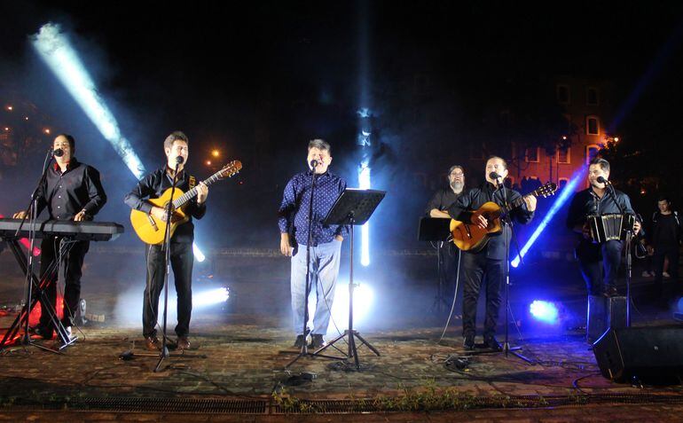 Ricardo Flecha junto a los integrantes del Grupo Generación de Villarrica durante el gran concierto realizado en la exestación de tren de la capital guaireña.
