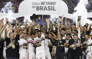 AMDEP9487. SAO PAULO (BRASIL), 24/09/2023.- Jugadores de Sao Paulo celebran con el trofeo al ganar la Copa de Brasil hoy, al vencer a Flamengo en el estadio Morumbi en Sao Paulo (Brasil). EFE/ Sebastiao Moreira
