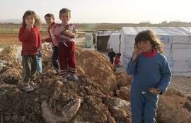 ninos-sirios-posan-en-el-campo-de-refugiados-de-bednayel-en-el-valle-bekaa-la-mitad-de-los-refugiados-son-ninos-que-estan-repartidos-en-varios-pai-194454000000-1305063.jpg