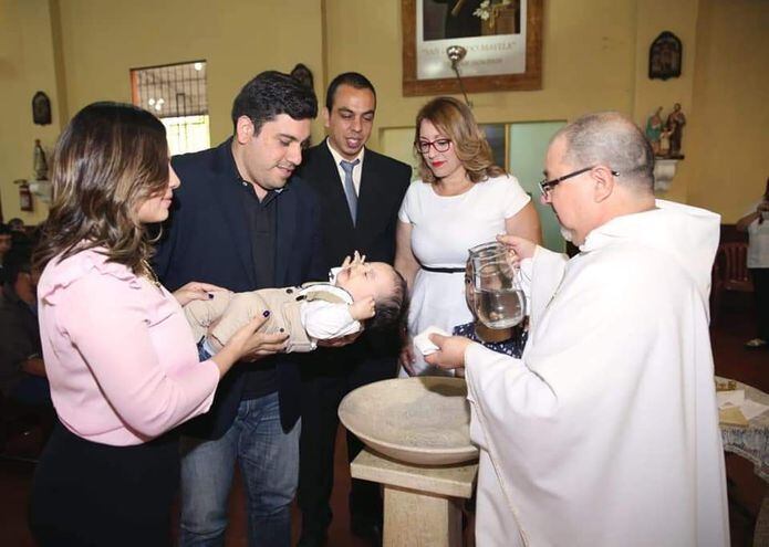En la foto aparecen a la izquierda Belén Maldonado, a su lado Diego Romero cargando al hijo de Adriana Cantero (vestido blanco)