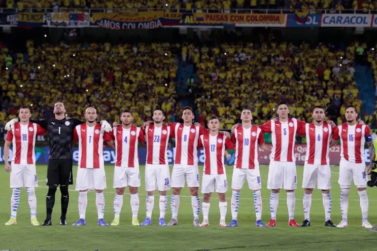 Los jugadores de la selección paraguaya antes del partido contra Colombia en Barranquilla por las Eliminatorias 2022.