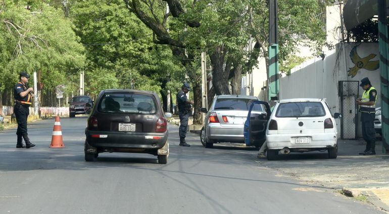 Barrera policial en calles de Asunción (Foto de archivo).