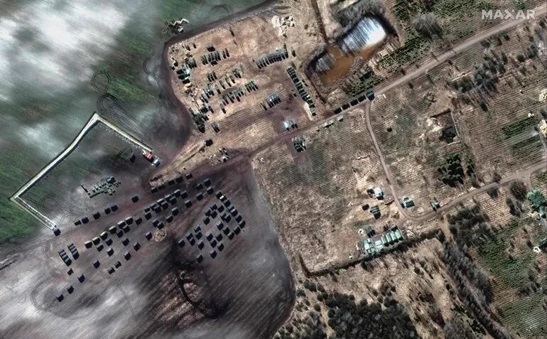 Imagen satelital de Maxar del lunes 28 de febrero en la que se observa a las tropas de Bielorrusia en la frontera con Ucraniana.
