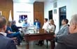 Vicente Bataglia y otras autoridades del IPS, durante una reunión con los representantes de las empresas farmacéuticas.