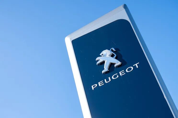 Logo de Peugeot en una fábrica.