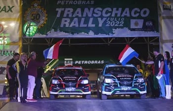 Sangre joven en el Transchaco Rally, con Bruno y Thiago Llano, ambos con los Toyota Etios Rally4, en la rampa de partida anoche.