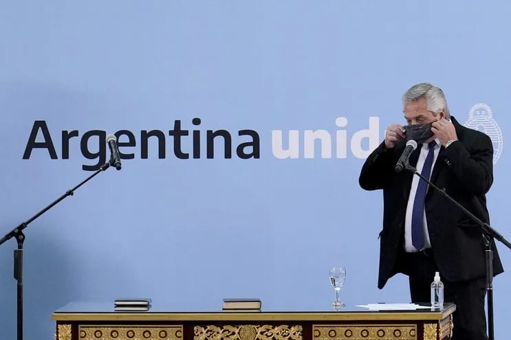 El gobierno del presidente de Argentina,  Alberto Fernández, anunció el levantamiento de las restricciones sanitarias. (NATACHA PISARENKO/ POOL/AFP)