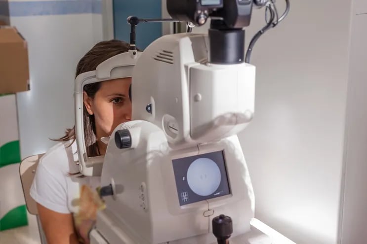 Una paciente consulta en un consultorio oftalmológico.