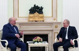 El presidente de Rusia, Vladimir Putin (d) y el gobernante de Bielorrusia Alexander Lukashenko (i) durante una reciente reunión en el Kremlin, en Moscú. (Sputnik/AFP)