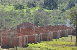 once-de-las-veinte-viviendas-abandonadas-en-la-comunidad-yvaymiri-de-yasy-cany-departamento-de-canindeyu-los-nativos-de-la-etnia-ava-guarani-bene-212634000000-1122350.jpg
