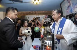La pareja mexicana Jaziel Torres (c) y Héctor García (i) participan en su matrimonio de la Iglesia Maradoniana de México, el 1 de octubre de 2022, en el municipio de San Andrés Cholula, Puebla, México.