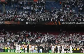 El Camp Nou se llenó finalmente de aficionados del Eintracht, entre 25.000 y 27.000 del total de 79.468 espectadores que asistieron al partido.