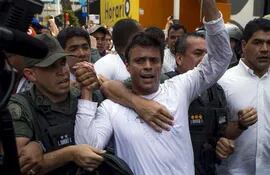 momento-del-arresto-del-dirigente-venezolano-leopoldo-lopez-durante-las-marchas-a-comienzos-de-ano-en-contra-del-gobierno-estudiantes-politicos-y-a-201111000000-1161687.jpg