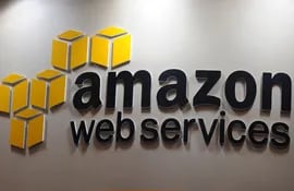 Logo de Amazon Web Services (AWS).