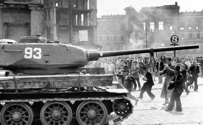 Tanques soviéticos reprimen la huelga general en Berlín oriental, 1953.