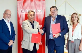 Jorge Giret, Jorge Aníbal Sisul, Jerónimo Nasser y Zaida Narváez en la firma del convenio de Sudameris y Club Porvenir Guaireño.