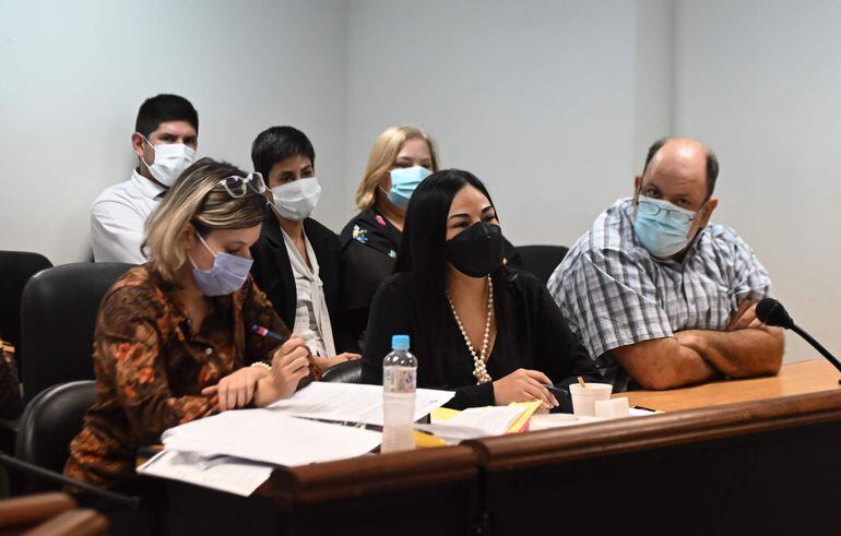 El Dr. Pablo Lemir (derecha), director de Medicina Forense del Ministerio Público, en sala de juicios orales junto a su defensa.