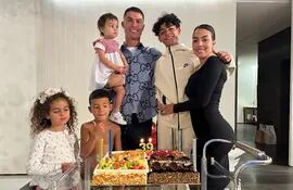 Cristiano Ronaldo rodeado de su hermosa familia en la celebración de sus 39 años de vida.