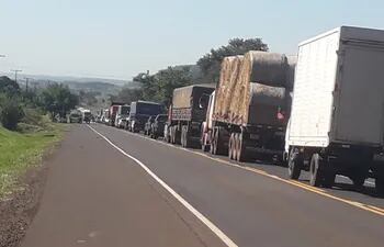 Camioneros atascados en una larga fila sobre la ruta PY03 en la zona de Naranjito, Canindeyú, donde los payistas volvieron a manifestarse desde ayer