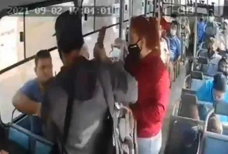 Captura de pantalla de video de CCTV del bus asaltado.