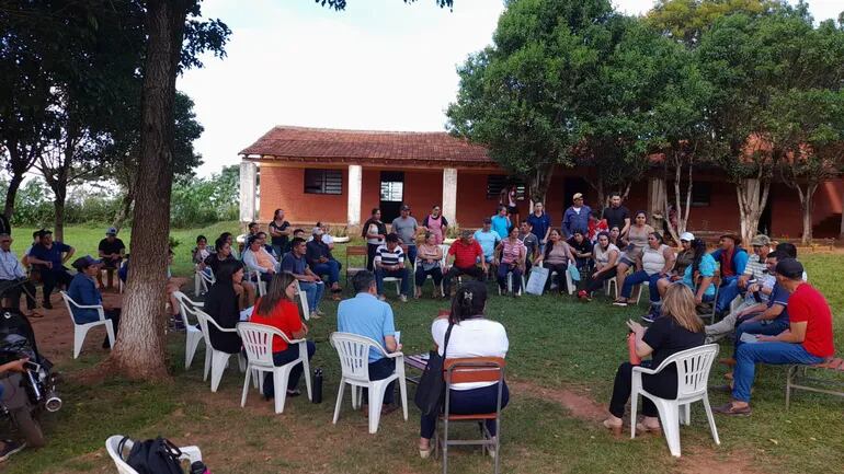Imagen de la reunión entre la comunidad educativa y la supervisora pedagógica Corina Benítez.