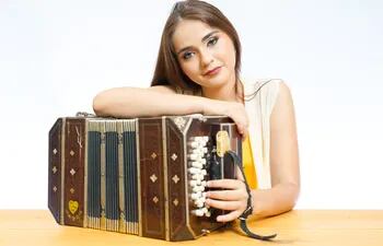 La artista, conocida por ejecutar el bandoneón, no solo se dedica a tocar instrumentos, pues también canta y compone.