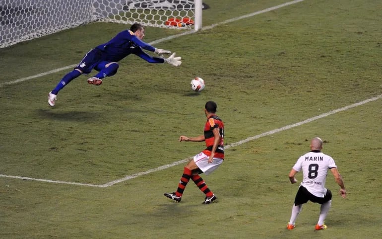 Acción del gol de Vladimir Marín al Flamengo en 2012.