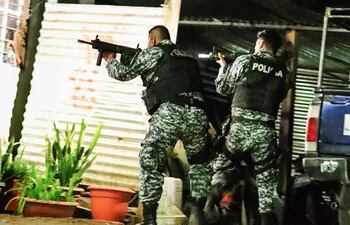 Imagen cedida por la presidencia de El Salvador en la que se observa a miembros de las fuerzas de seguridad en un operativo contra las pandillas.