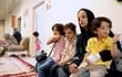 La iraní Sahar Bandani posa junto a tres de sus hijos en Teherán. La joven fue casada siendo una niña, con tan solo 8 años, y ya tiene un nieto. Su caso no es una excepción en Irán, donde anualmente se celebran decenas de miles de matrimonios infantiles pese al daño físico y mental que causa en las menores.