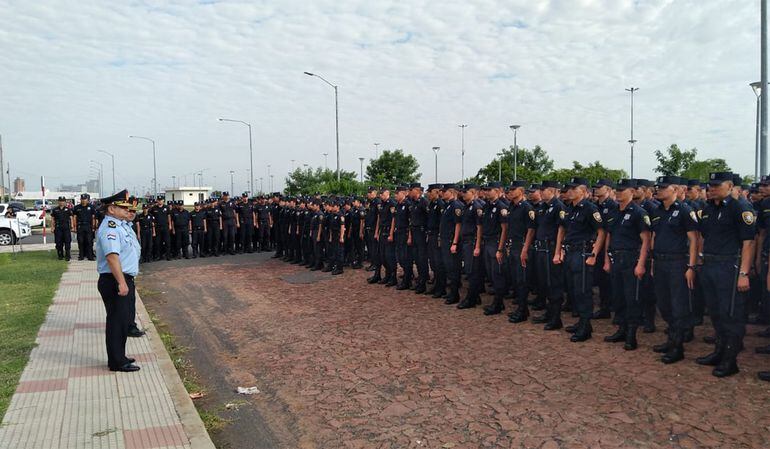 El director de Policía de Asunción, comisario general  
 Daniel Careaga, dirige la formación de ayer en la Costanera.