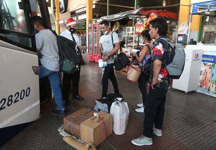 El Poder Ejecutivo declaró asueto para funcionarios públicos el miércoles 13 de abril. En la Terminal de Ómnibus de Asunción se registra un intenso movimiento en vísperas de los feriados.