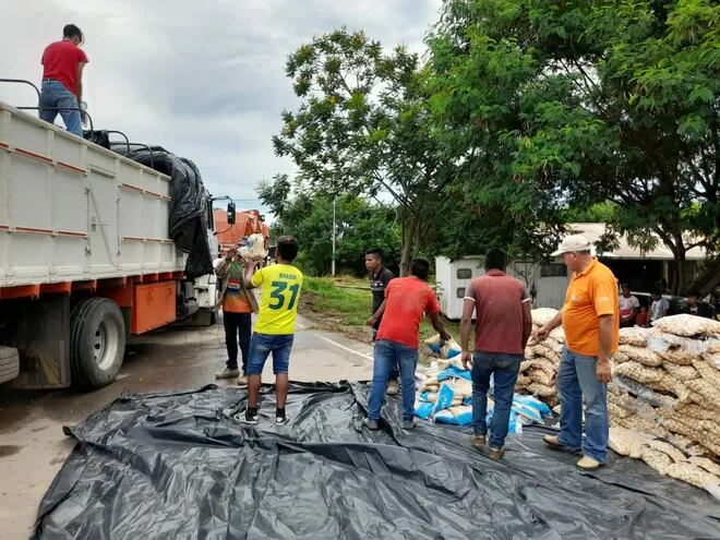 El camion de la SEN, que debia llegar a Bahia Negra, procede a bajar los alimentos para las familias de los ayoreos en el cierre de camino en la zona de Centinela, ya que las lluvias que se produjeron, dejaron intransitable los caminos de tierras en el Alto Paraguay.